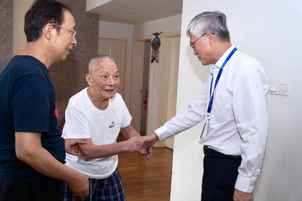 6686体育电气集团党组走访慰问老干部老党员-6686体育
