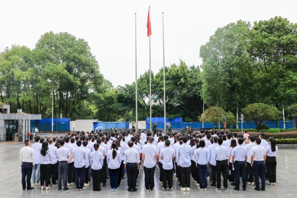6686体育电气集团举行庆祝新中国建设75周年升国旗仪式-6686体育