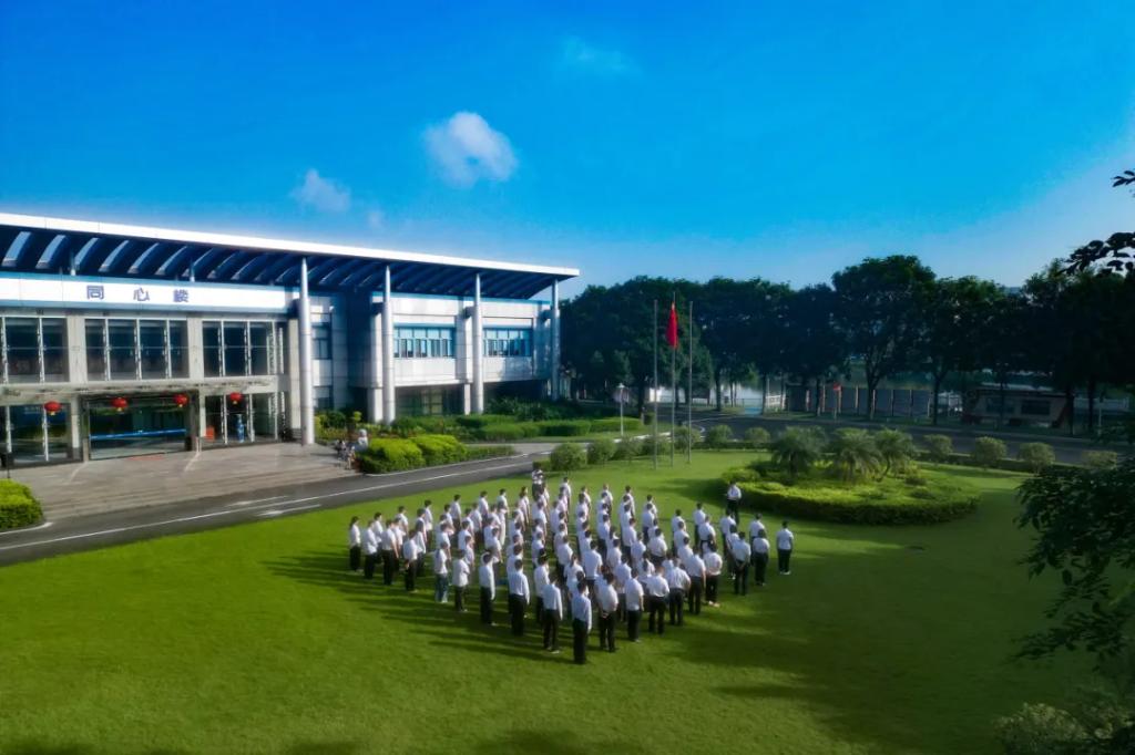 6686体育电气集团举行庆祝新中国建设75周年升国旗仪式-6686体育