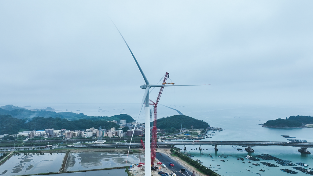 [新华网]我国企业自主研制的18兆瓦半直驱海优势电机组吊装乐成-6686体育