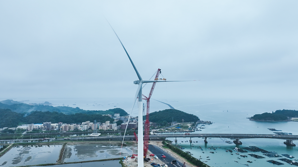 [新华社]我国企业自主研制的18兆瓦半直驱海优势电机组吊装乐成-6686体育