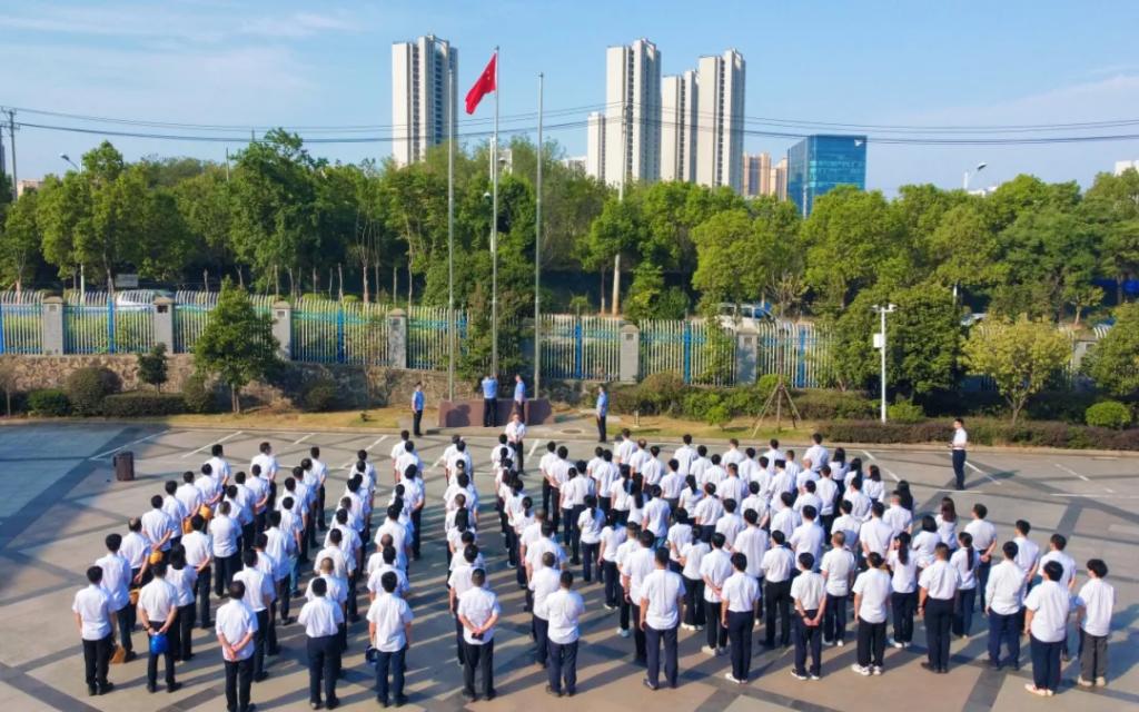 6686体育电气集团举行庆祝新中国建设75周年升国旗仪式-6686体育