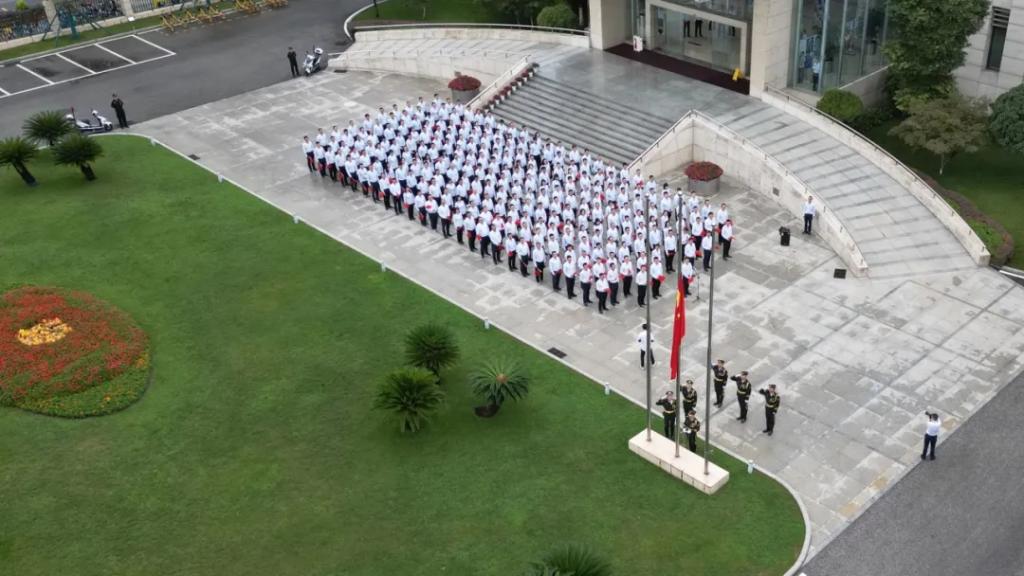 6686体育电气集团举行庆祝新中国建设75周年升国旗仪式-6686体育