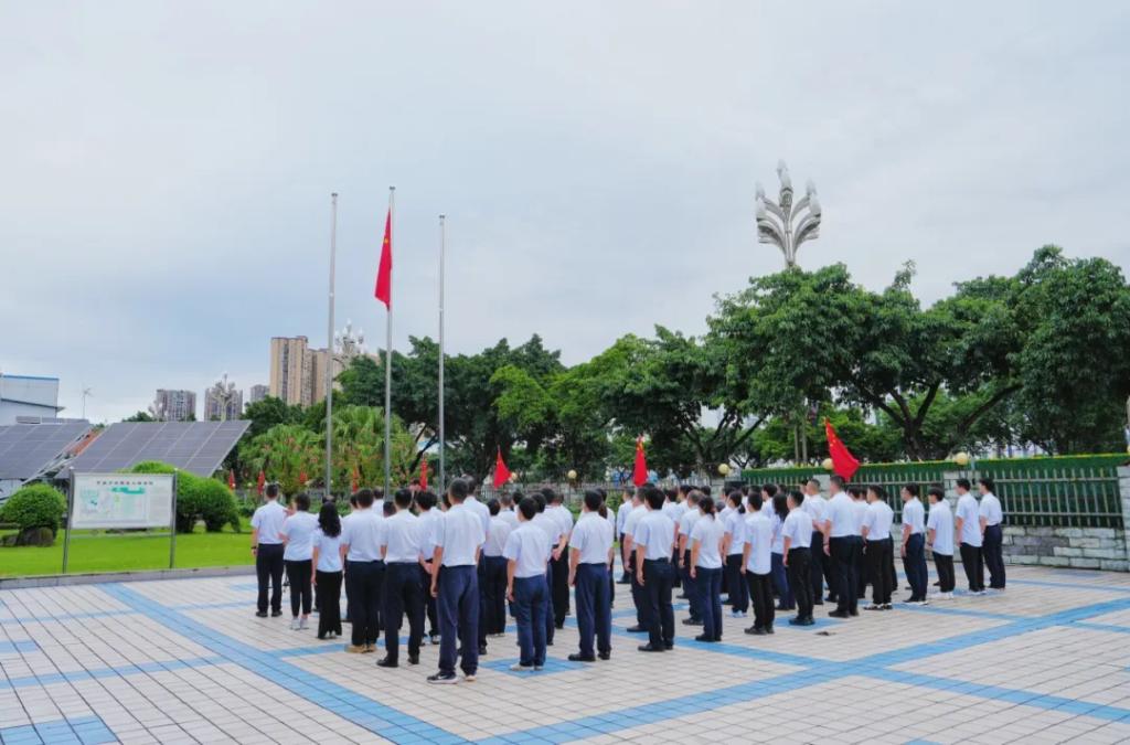 6686体育电气集团举行庆祝新中国建设75周年升国旗仪式-6686体育