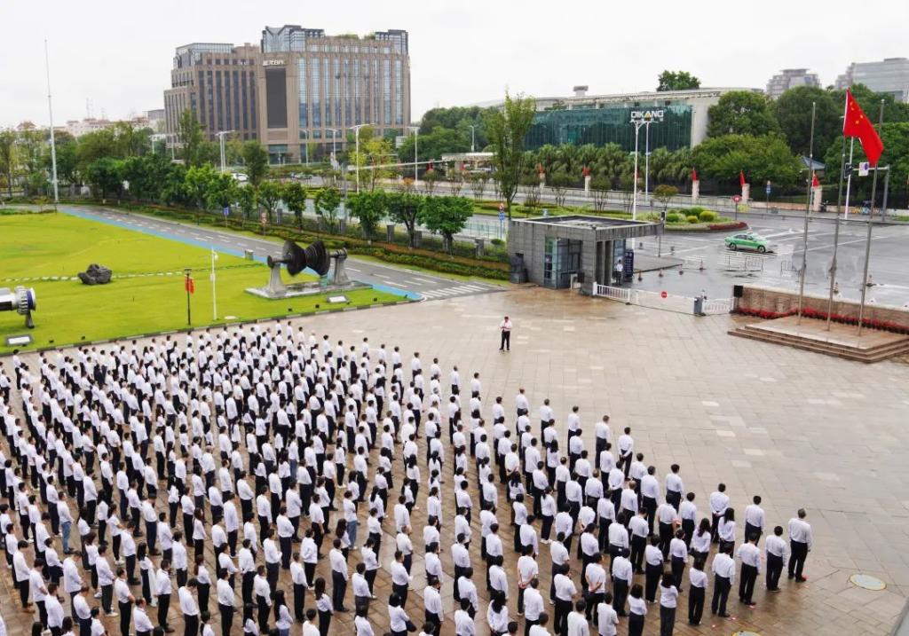 6686体育电气集团举行庆祝新中国建设75周年升国旗仪式-6686体育